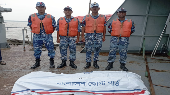 মেঘনায় নৌকা ডুবি: ১৬ ঘন্টা পর নিখোঁজ শ্রমিকের মরদেহ উদ্ধার  